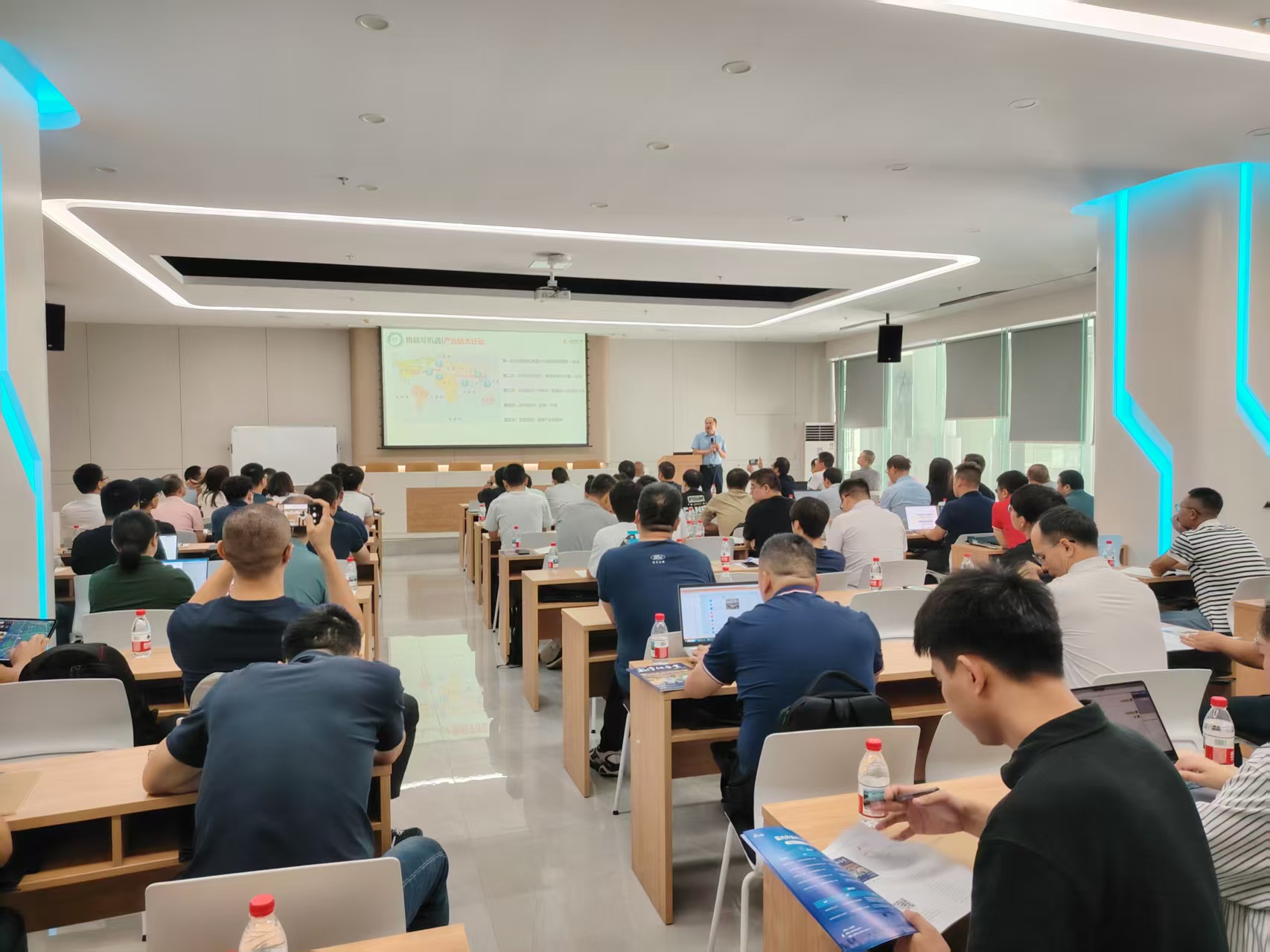 育成中心举办“制造业数字化转型与AI应用趋势研修班”